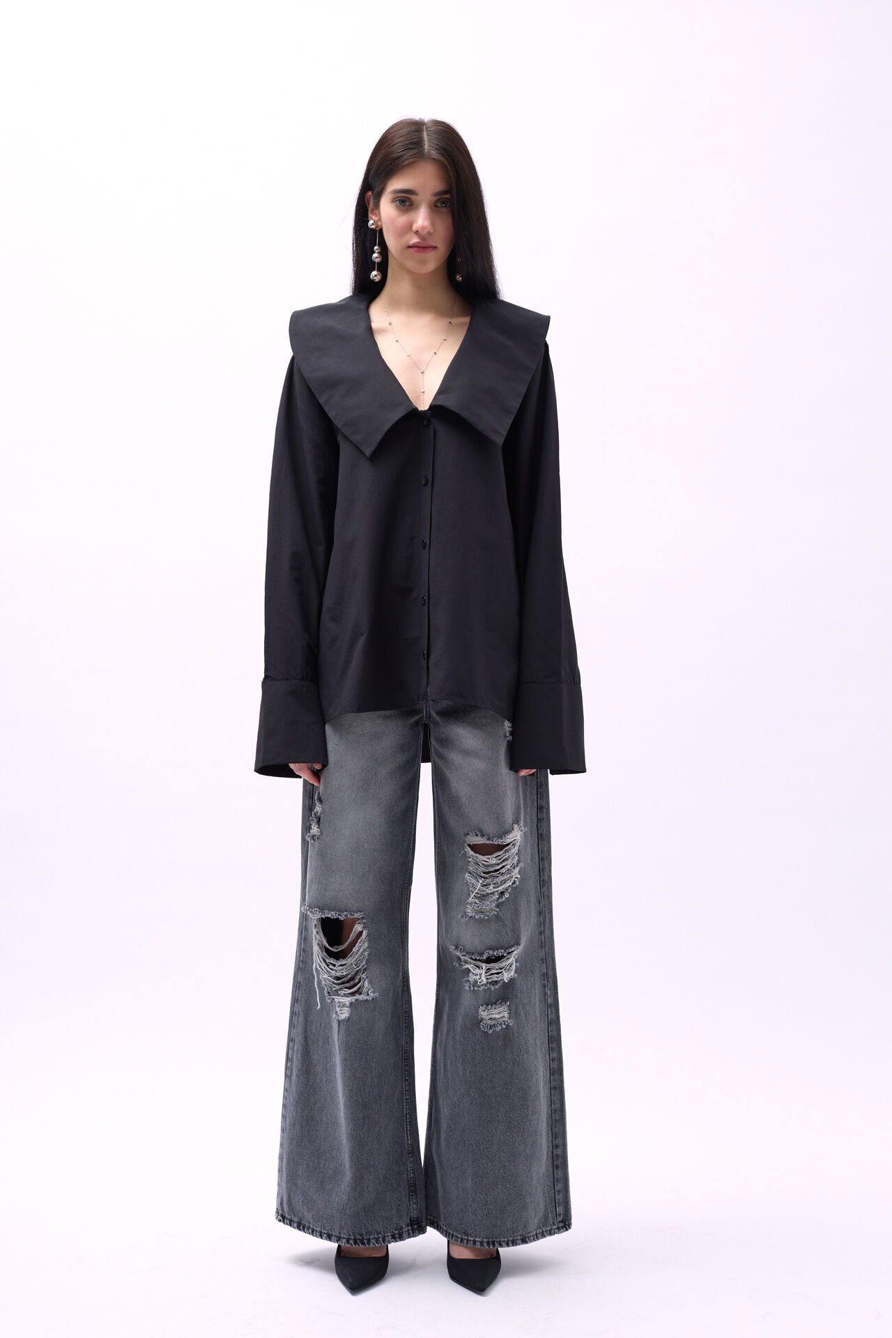 قميص أسود بأكمام واسعة وياقة واسعة للبيع بالجملة