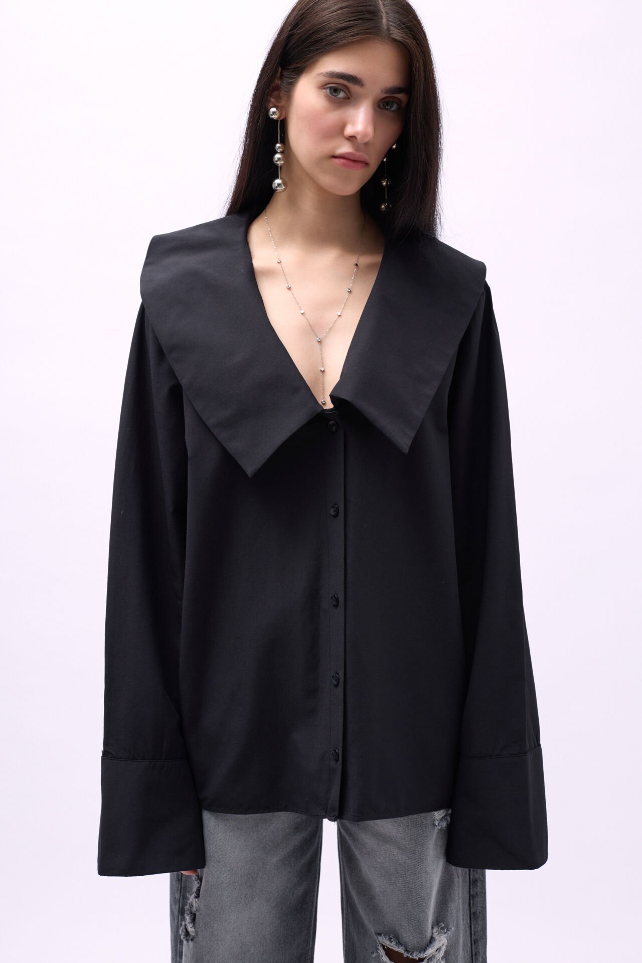 قميص أسود بأكمام واسعة وياقة واسعة للبيع بالجملة