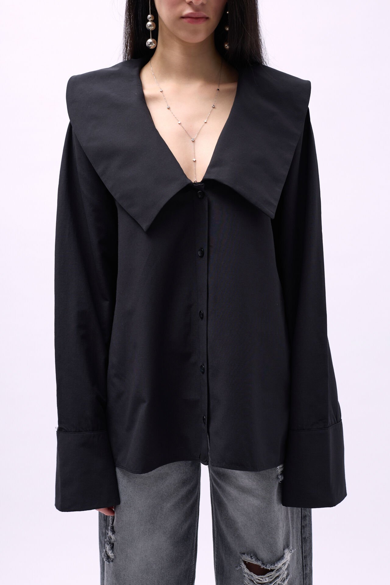 قميص أسود بأكمام واسعة وياقة واسعة للبيع بالجملة