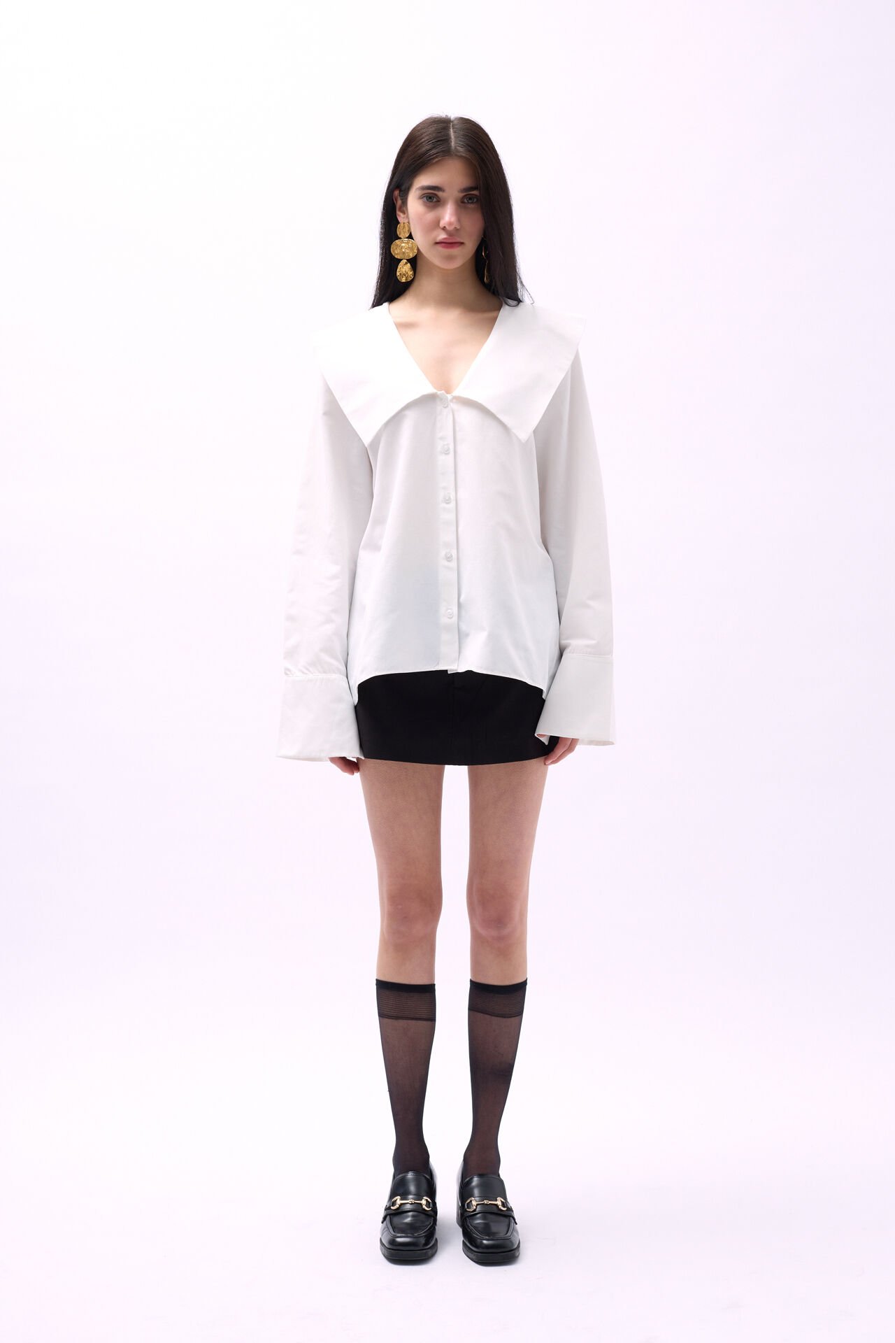 قميص أبيض بأكمام واسعة وياقة واسعة للبيع بالجملة