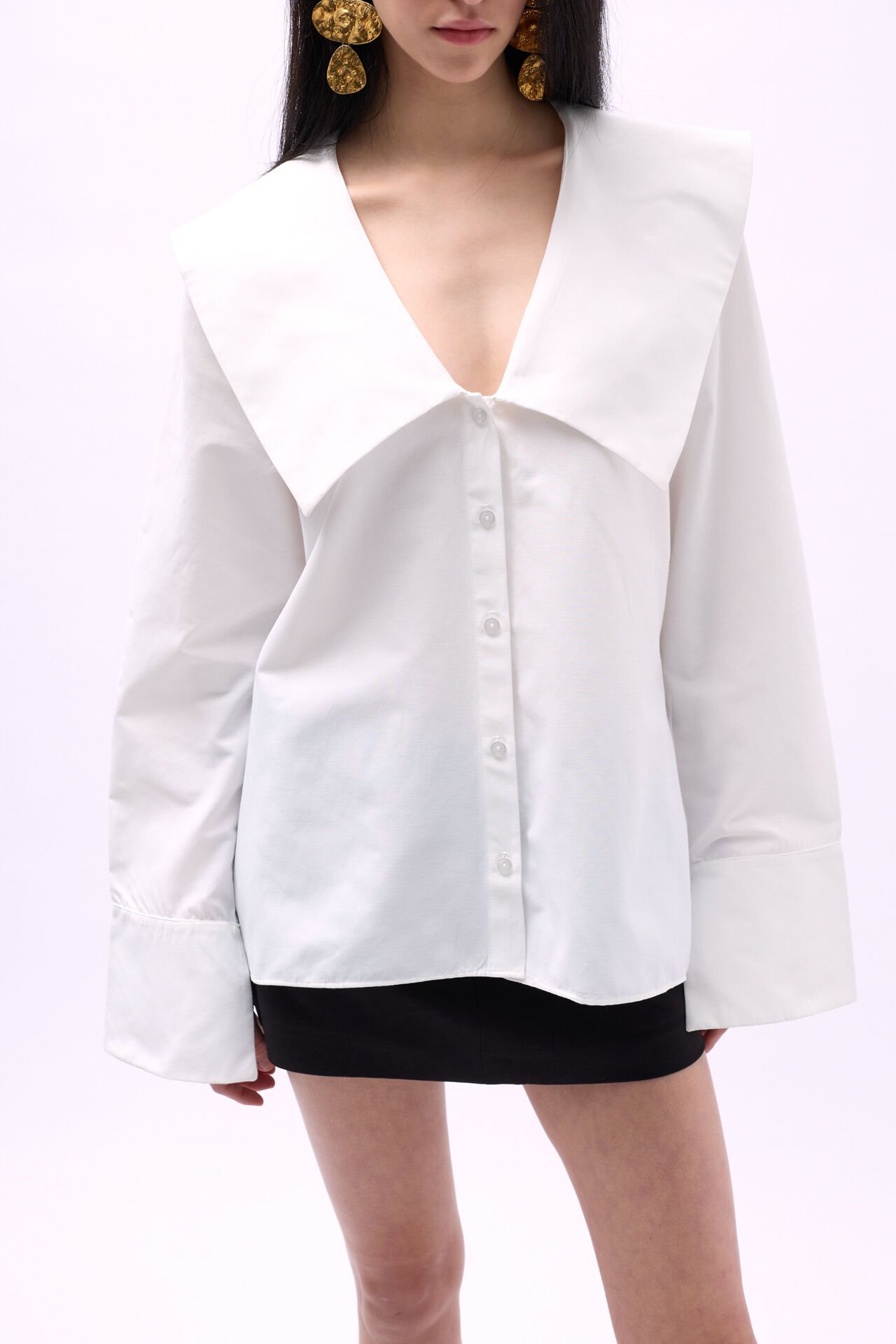 قميص أبيض بأكمام واسعة وياقة واسعة للبيع بالجملة