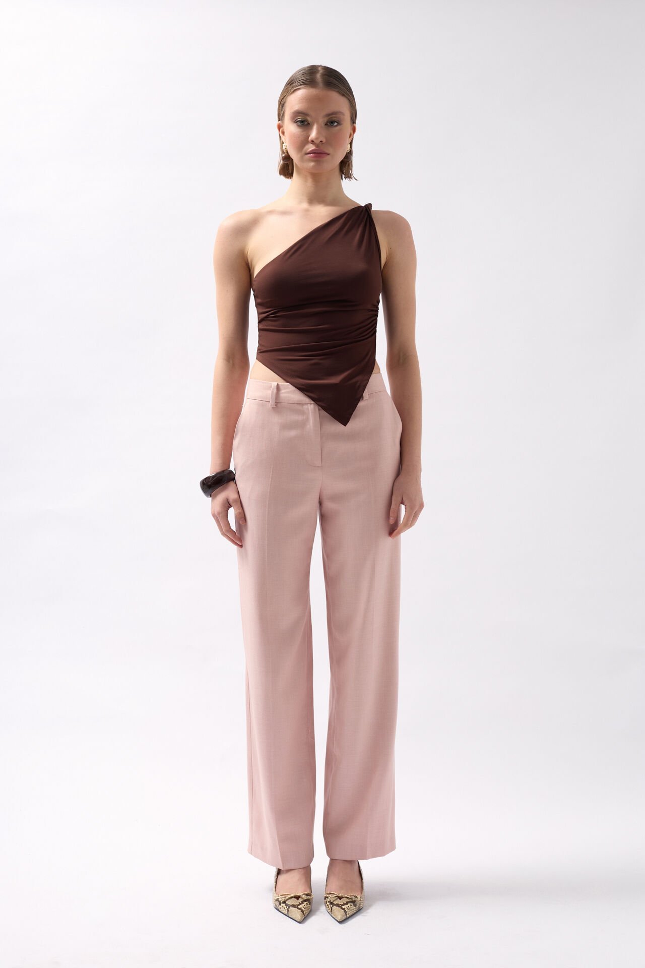 بلوزة بنية بتفاصيل غير متماثلة للبيع بالجملة