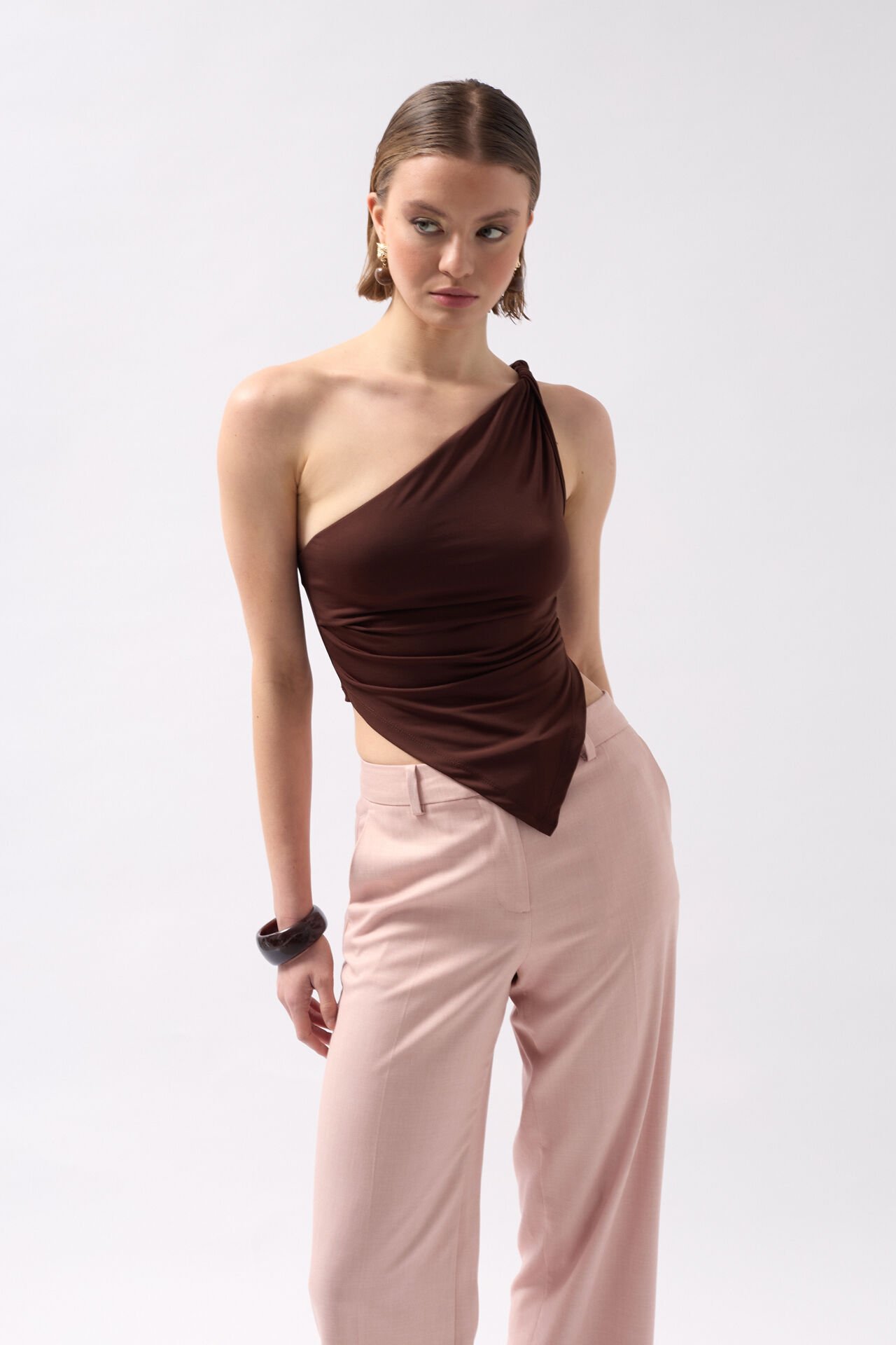 بلوزة بنية بتفاصيل غير متماثلة للبيع بالجملة