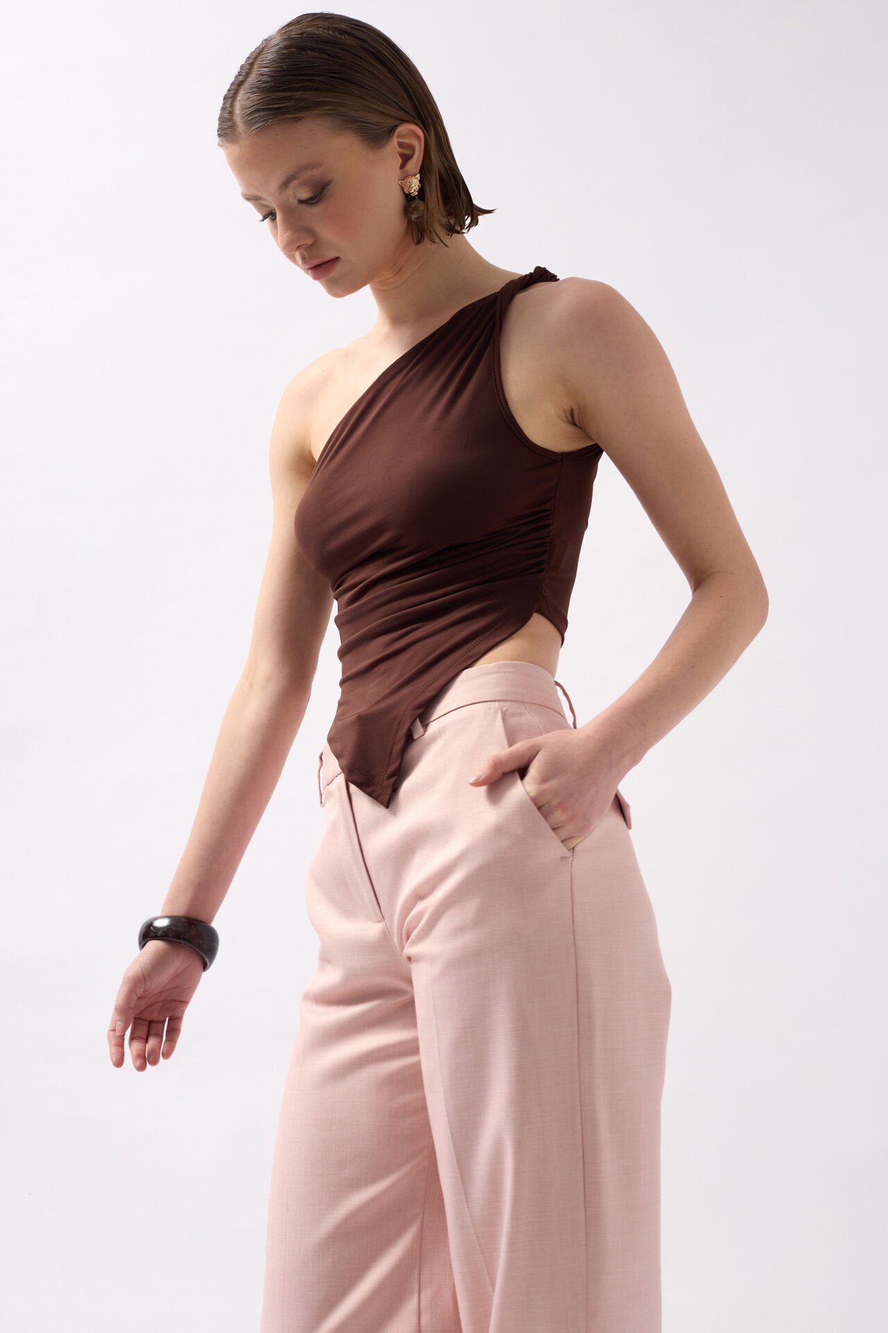 بلوزة بنية بتفاصيل غير متماثلة للبيع بالجملة