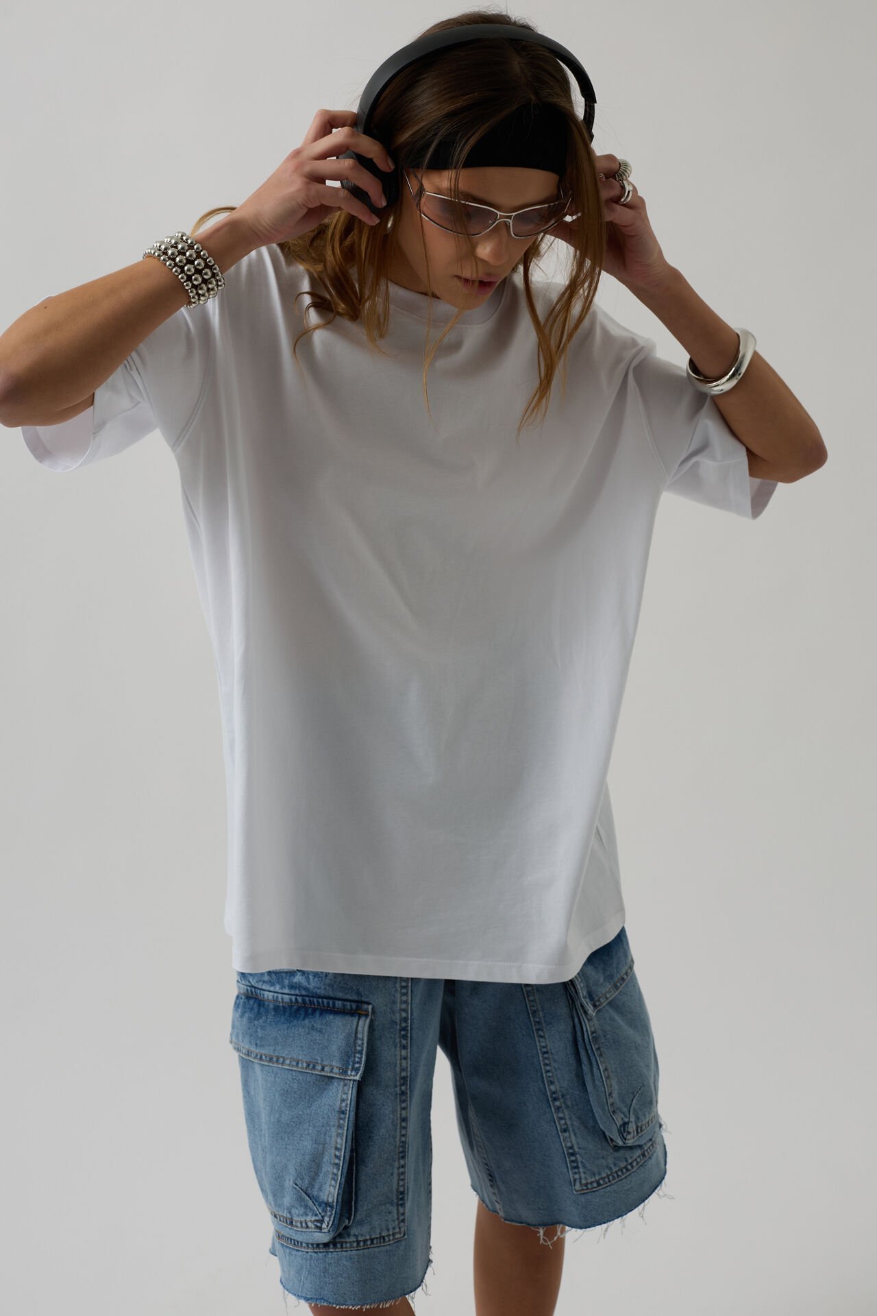 تي شيرت أبيض مطبوع عليه جملة