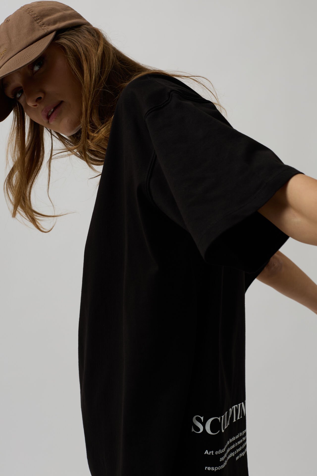 تي شيرت أسود بالجملة مع طباعة حاشية