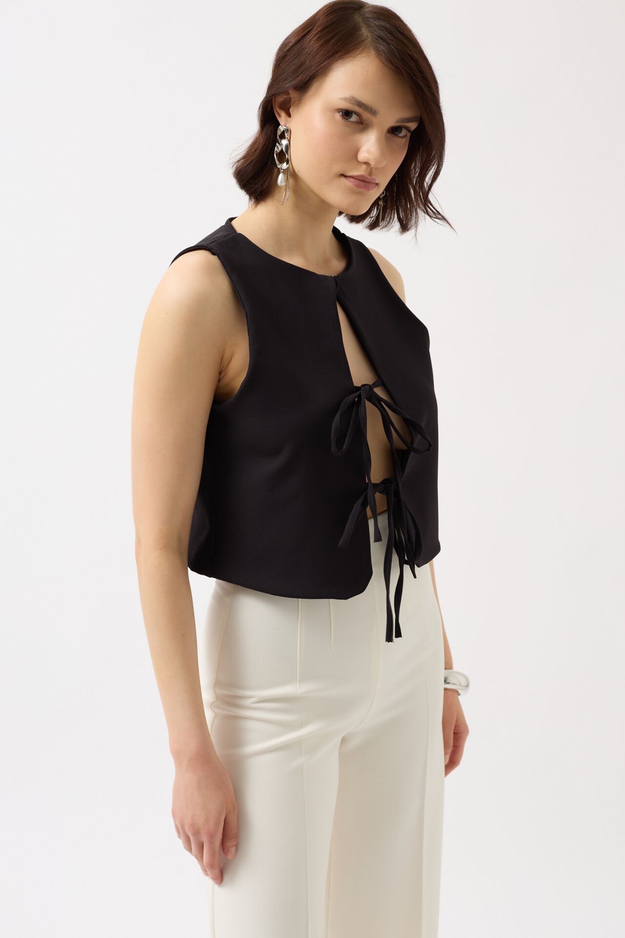 Toptan Bağcık Detay Dekolte Siyah Bluz