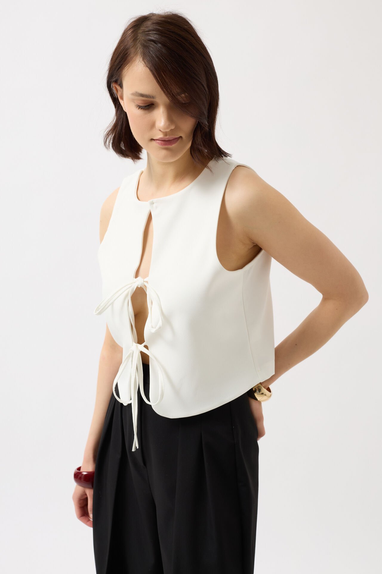 Toptan Bağcık Detay Dekolte Beyaz Bluz