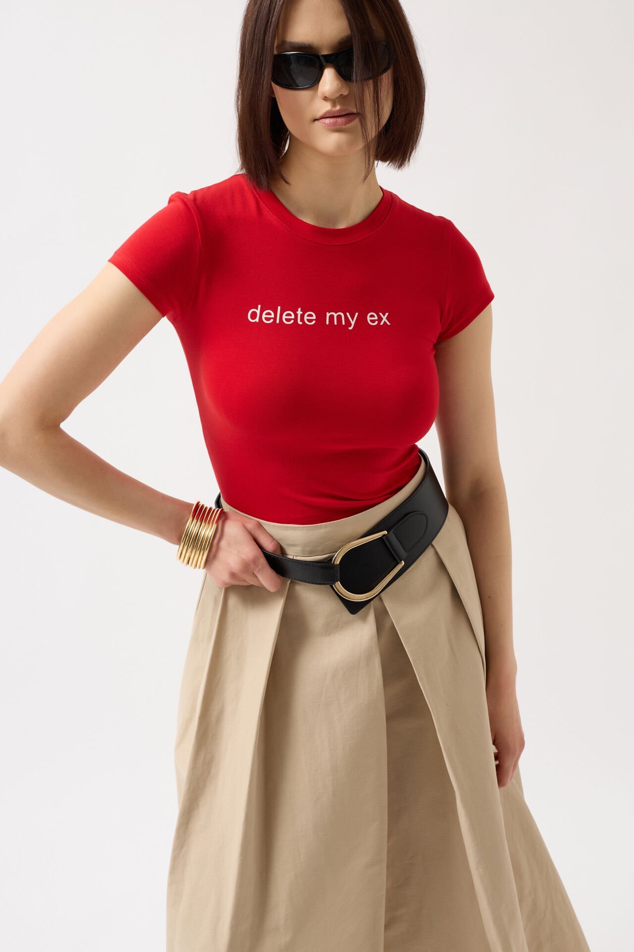 تي شيرت قصير من الليكرا مطبوع بالجملة باللون الأحمر