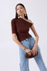 Toptan Aksesuar Detay Cutout Kahverengi Bluz