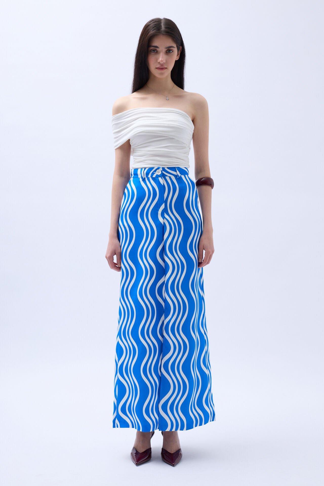 Юбка с разрезом спереди и принтом