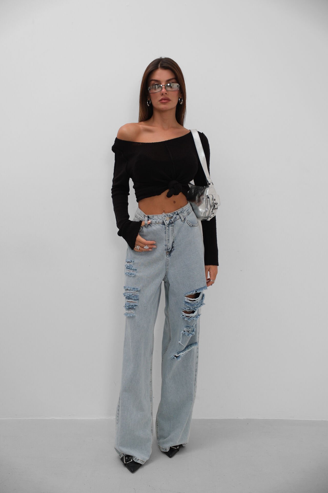 Джинсы светло-голубого цвета с рваными лазером оптом