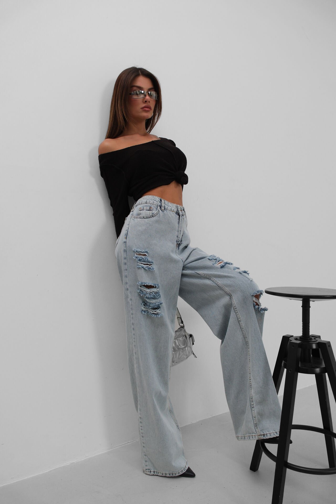 Джинсы светло-голубого цвета с рваными лазером оптом