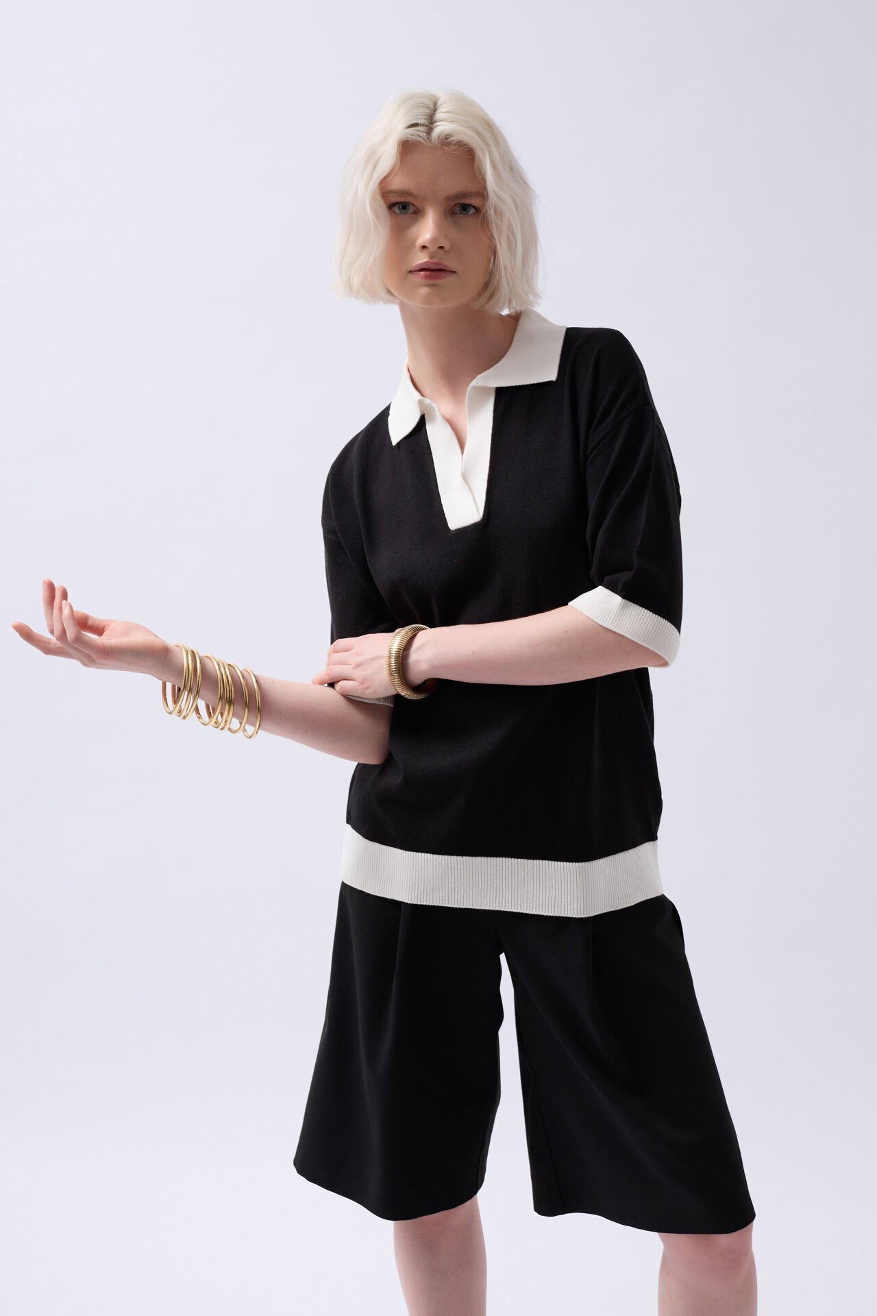 Wholesale V Neck Textured Black and White T-Shirt