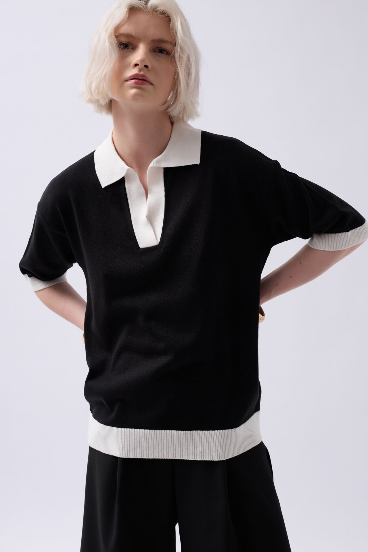 Wholesale V Neck Textured Black and White T-Shirt