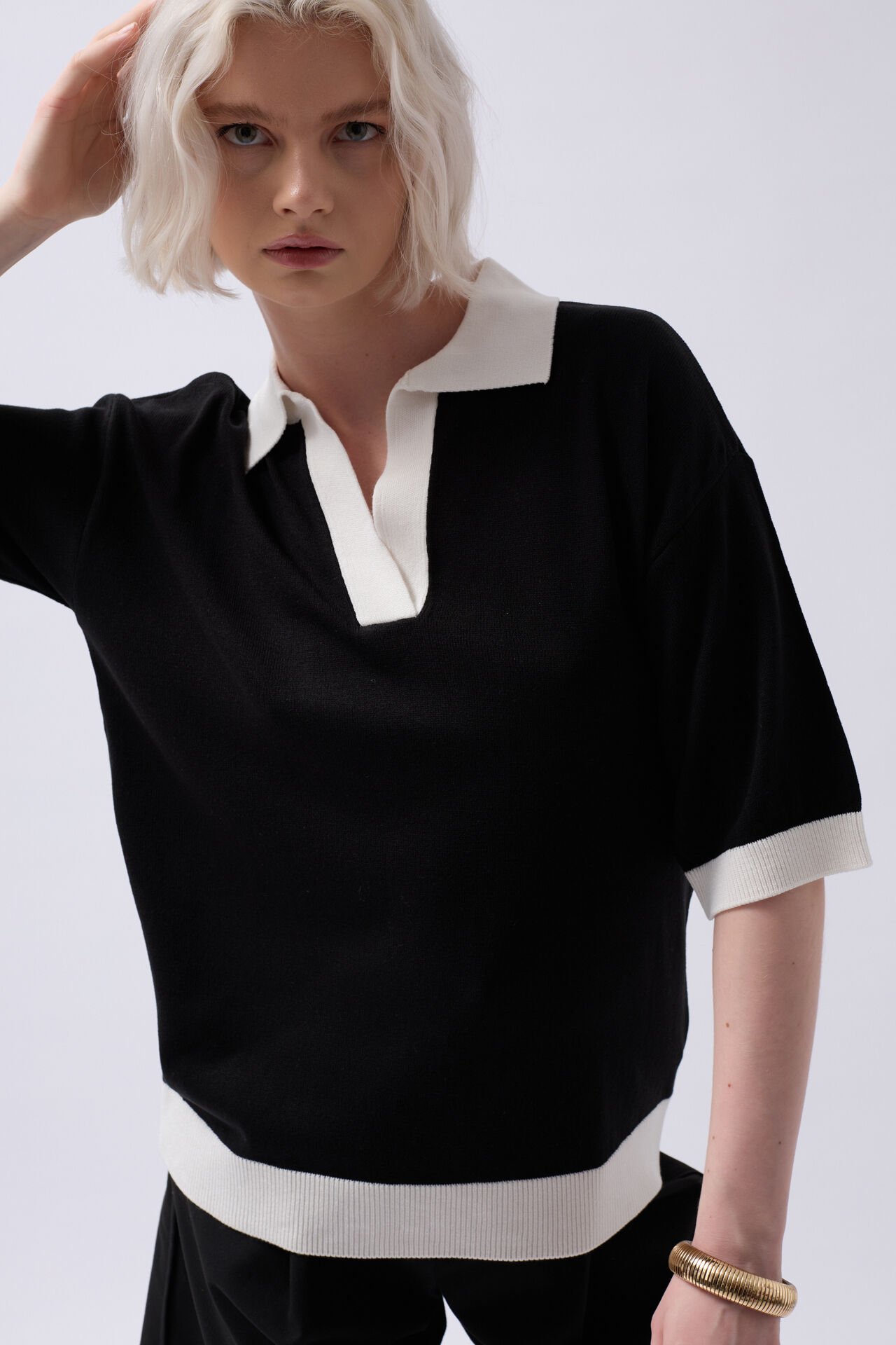 Wholesale V Neck Textured Black and White T-Shirt