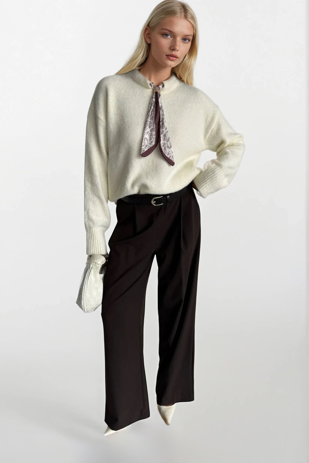 Toptan Fular Detay Ekru Triko Kazak