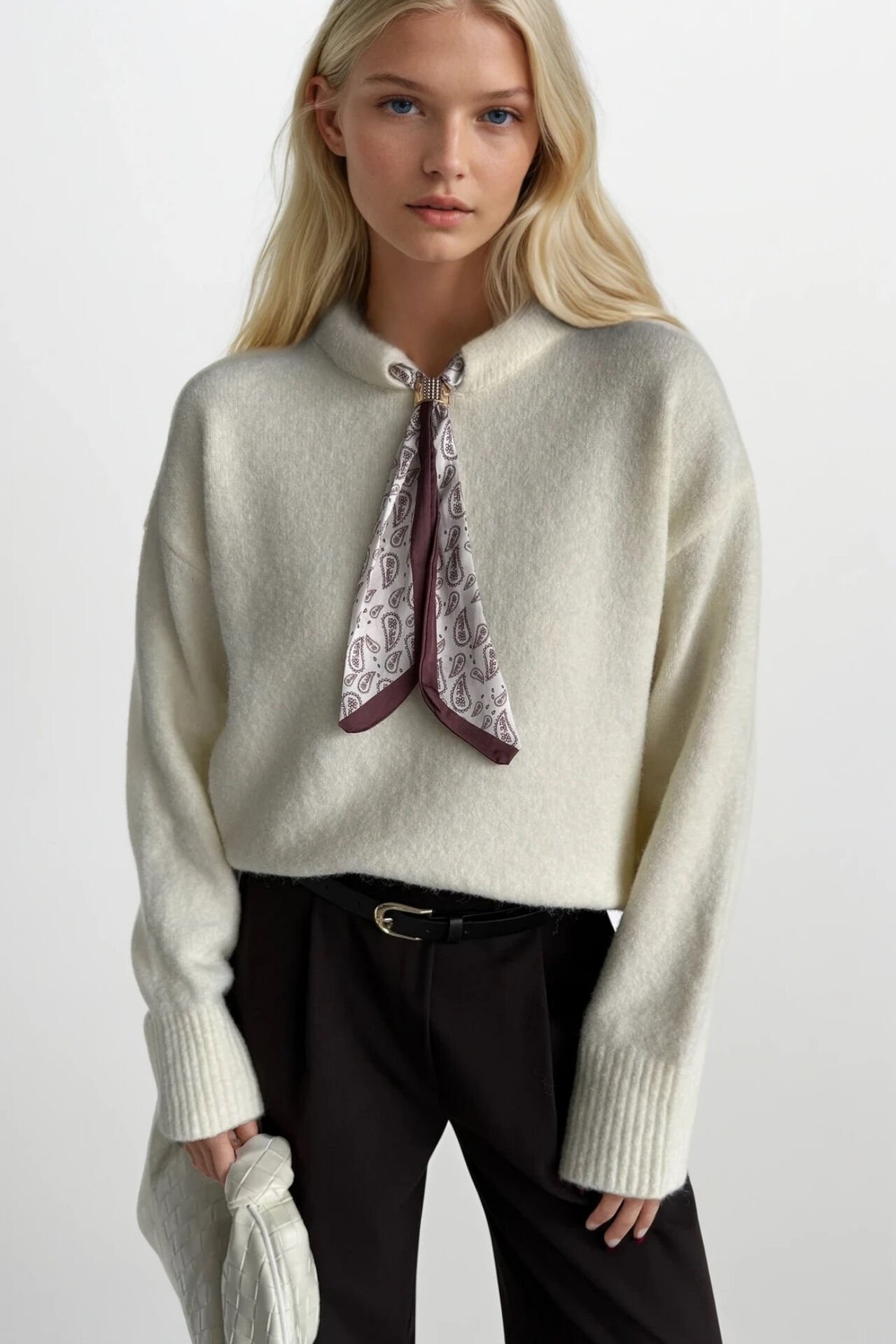 Toptan Fular Detay Ekru Triko Kazak