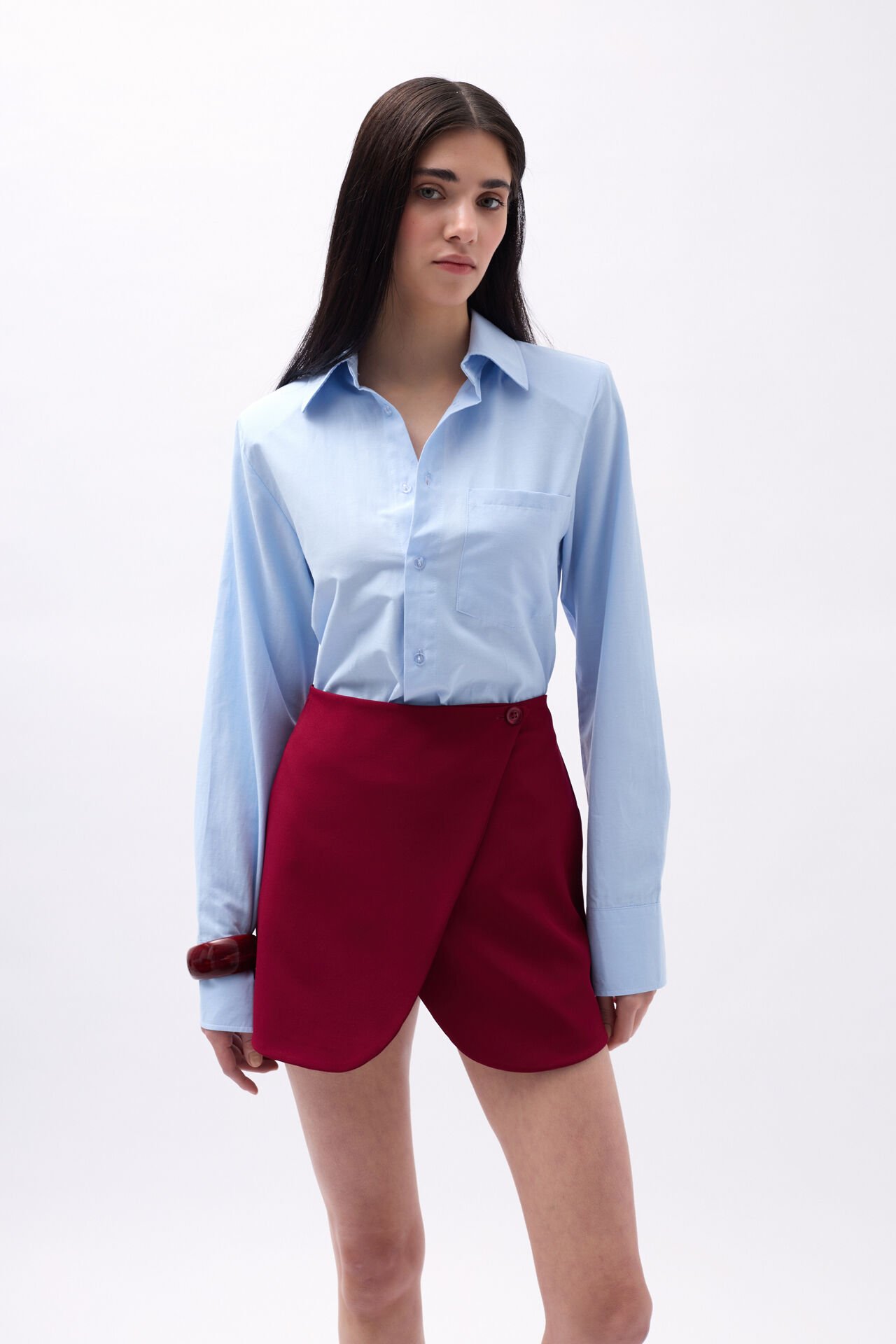 Оптовая продажа мини-юбка бордового цвета с отделкой в виде пуговиц