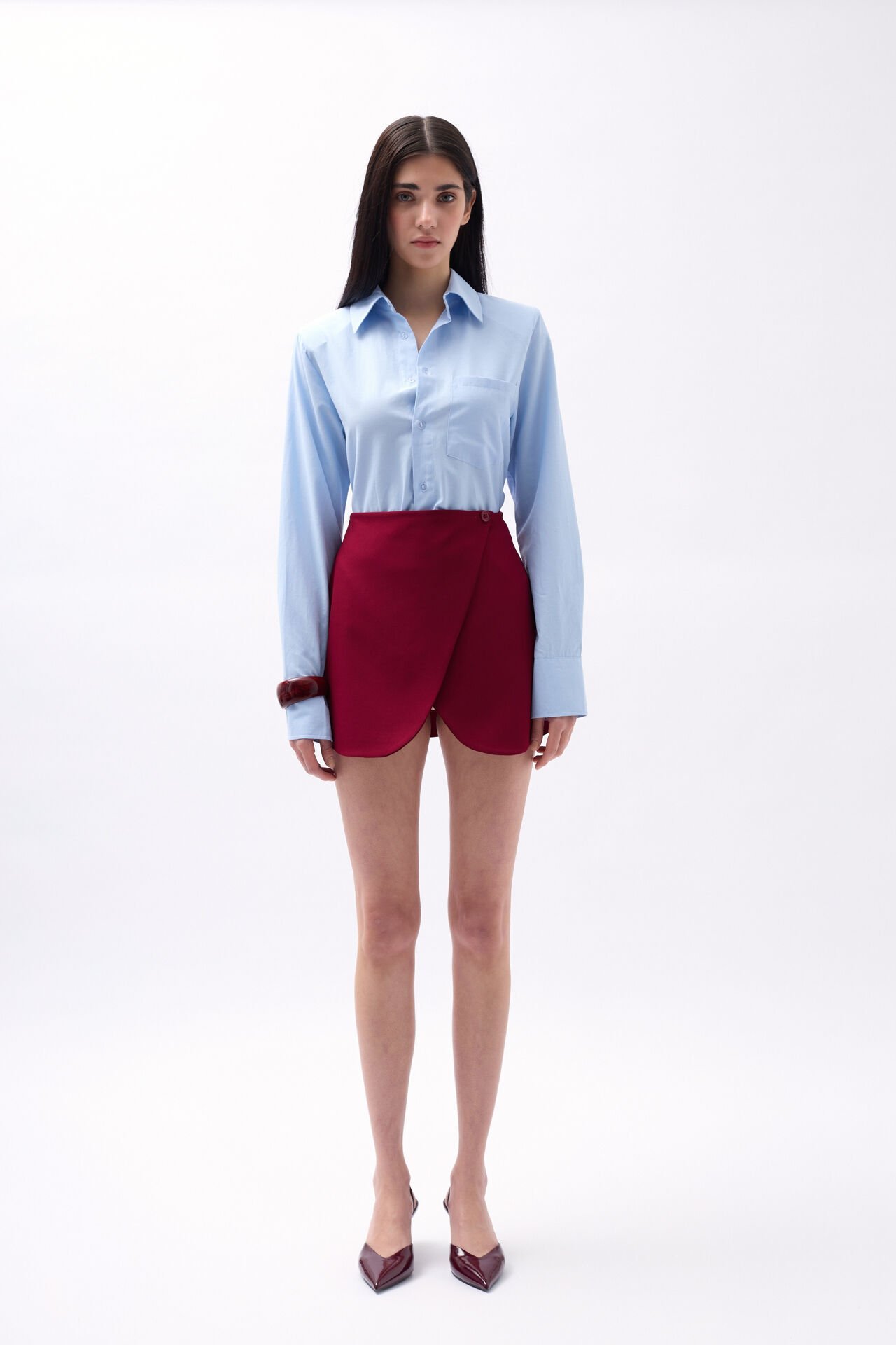 Оптовая продажа мини-юбка бордового цвета с отделкой в виде пуговиц