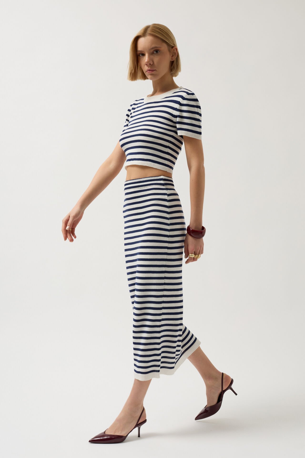 Оптовая продажа полосатая миди текстурированная белая темно-синяя юбка