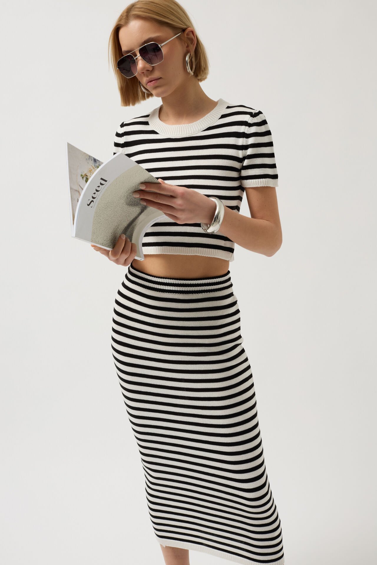 Оптовая продажа полосатая миди текстурированная белая черная юбка