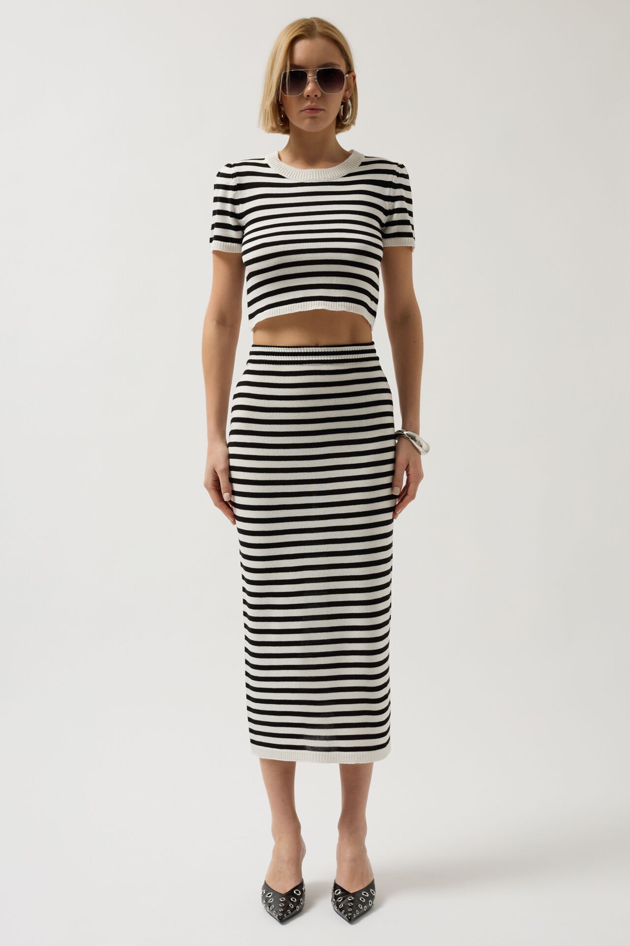 Оптовая продажа полосатая миди текстурированная белая черная юбка