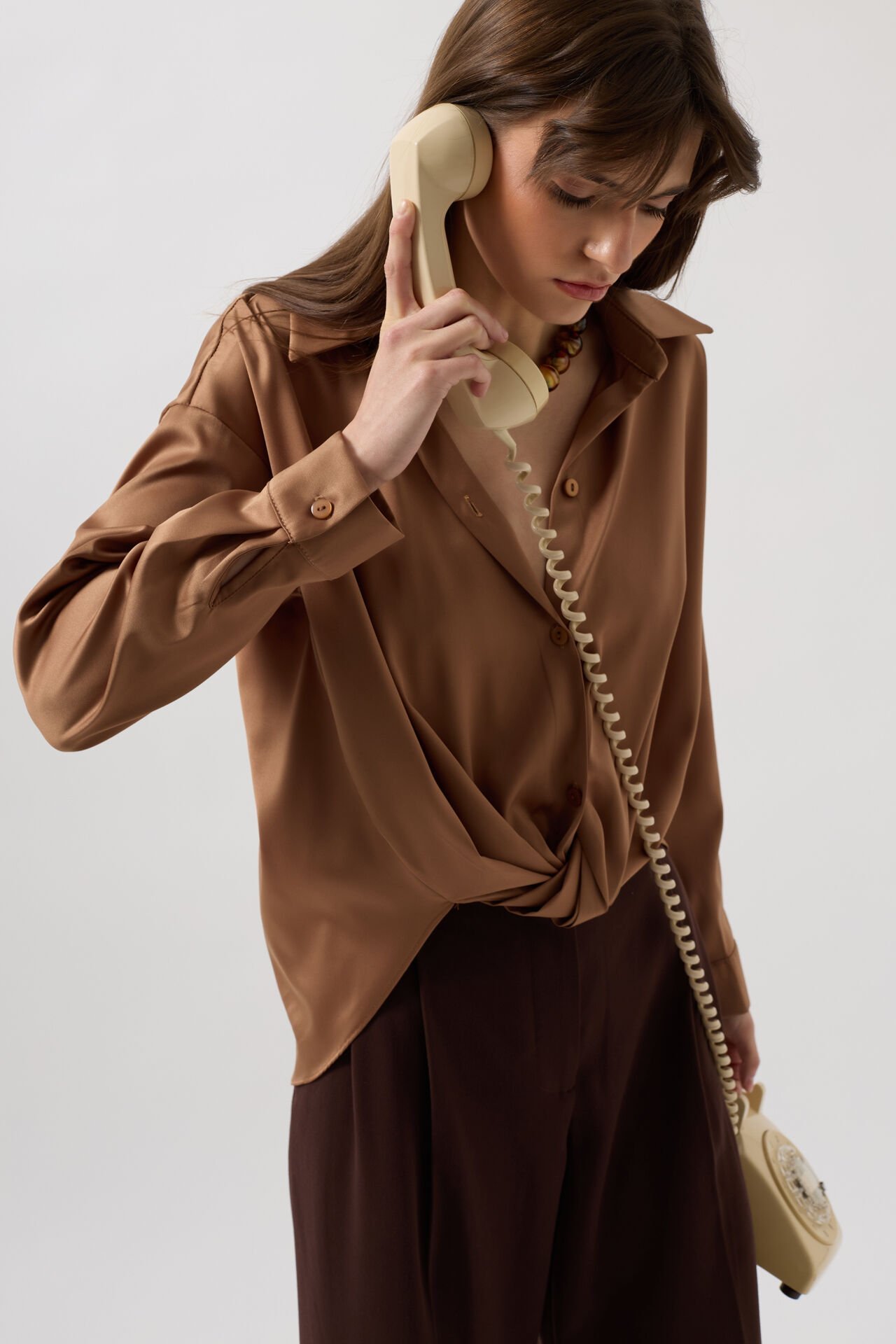 Toptan Bel Büzgülü Crop Saten Bej Gömlek